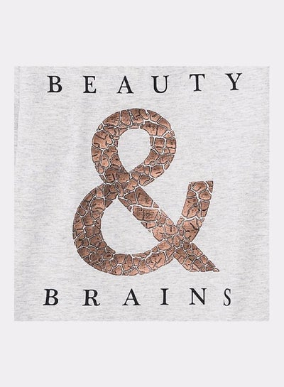 بلوزة بطبعة عبارة Beauty And Brains